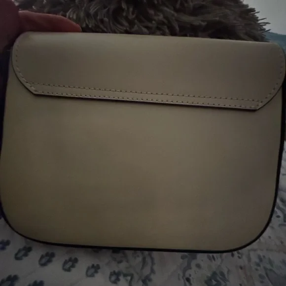 Vera Pelle Cream Shoulder Bag with Gold Accent - Picture 4 of 10